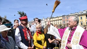 Metropolita krakowski abp Marek Jędraszewski (P) podczas święcenia pokarmów przed Bazyliką Mariacką na Rynku Głównym w Krakowie
