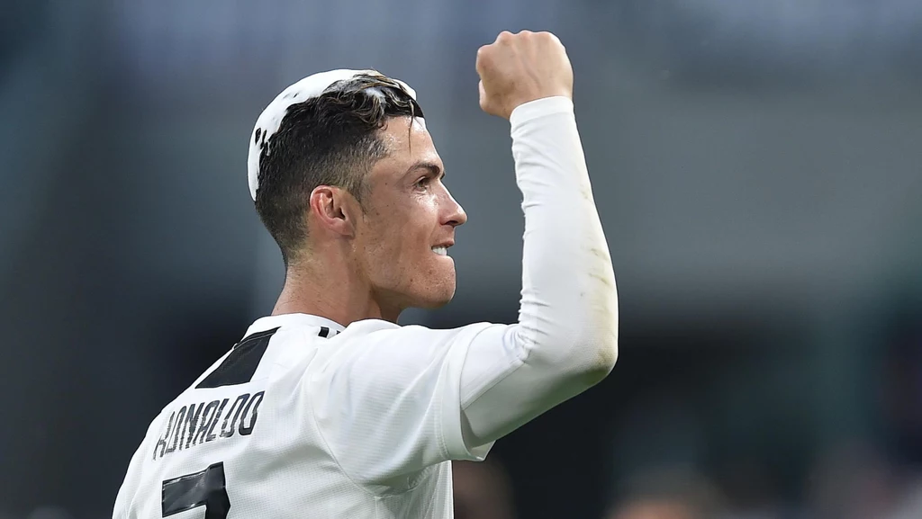 Piłkarze Juventusu fetowali zdobycie tytułu mistrzów Włoch pięć kolejek przed końcem sezonu Piłkarze Juventusu fetowali zdobycie tytułu mistrzów Włoch pięć kolejek przed końcem sezonu