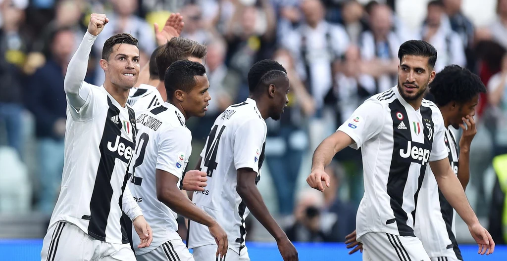 Piłkarze Juventusu fetowali zdobycie tytułu mistrzów Włoch pięć kolejek przed końcem sezonu Piłkarze Juventusu fetowali zdobycie tytułu mistrzów Włoch pięć kolejek przed końcem sezonu