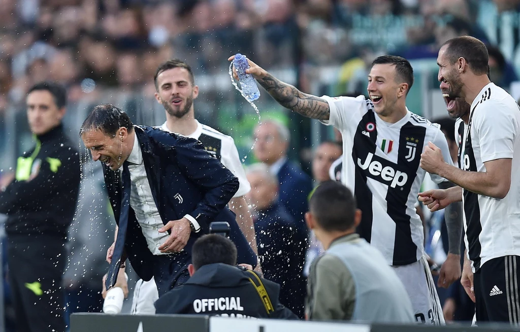 Piłkarze Juventusu fetowali zdobycie tytułu mistrzów Włoch pięć kolejek przed końcem sezonu Piłkarze Juventusu fetowali zdobycie tytułu mistrzów Włoch pięć kolejek przed końcem sezonu