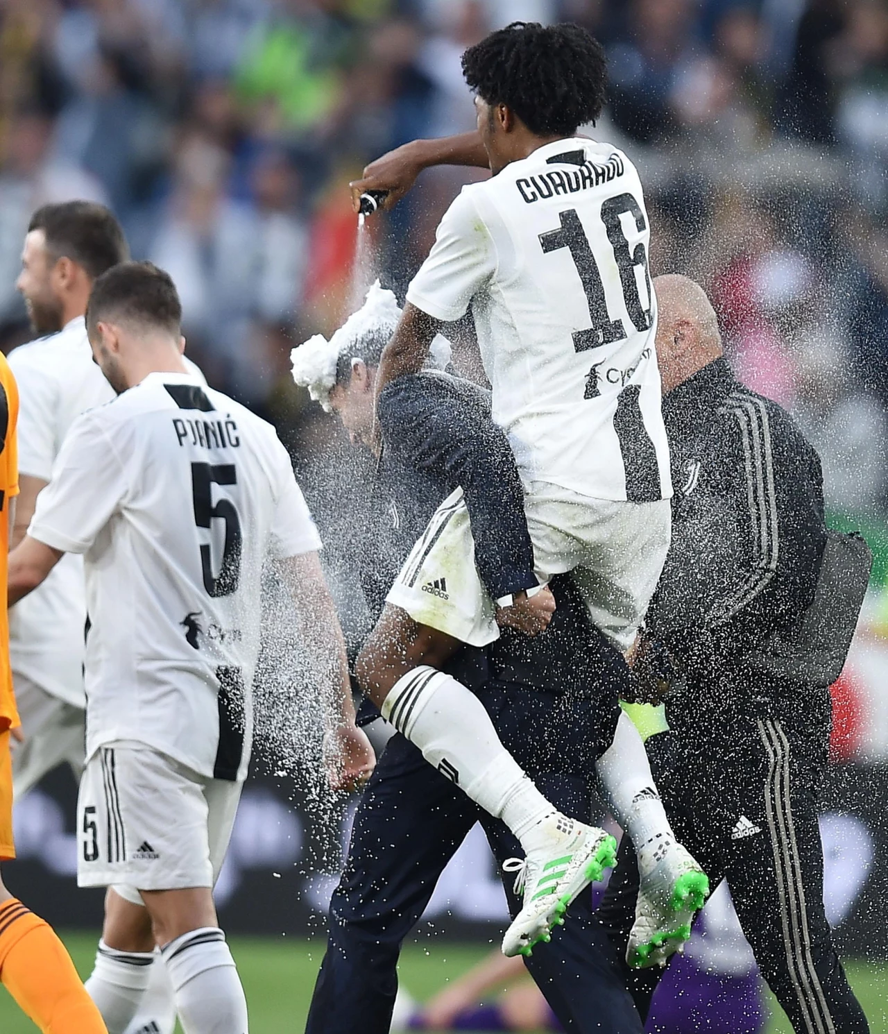 Piłkarze Juventusu fetowali zdobycie tytułu mistrzów Włoch pięć kolejek przed końcem sezonu Piłkarze Juventusu fetowali zdobycie tytułu mistrzów Włoch pięć kolejek przed końcem sezonu