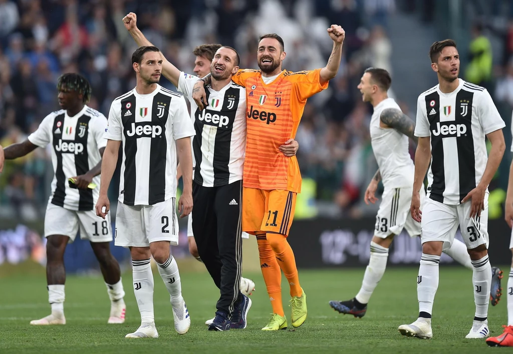 Piłkarze Juventusu fetowali zdobycie tytułu mistrzów Włoch pięć kolejek przed końcem sezonu Piłkarze Juventusu fetowali zdobycie tytułu mistrzów Włoch pięć kolejek przed końcem sezonu
