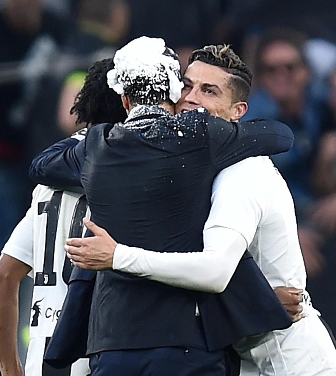 Piłkarze Juventusu fetowali zdobycie tytułu mistrzów Włoch pięć kolejek przed końcem sezonu Piłkarze Juventusu fetowali zdobycie tytułu mistrzów Włoch pięć kolejek przed końcem sezonu