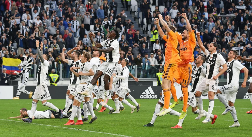 Piłkarze Juventusu fetowali zdobycie tytułu mistrzów Włoch pięć kolejek przed końcem sezonu Piłkarze Juventusu fetowali zdobycie tytułu mistrzów Włoch pięć kolejek przed końcem sezonu
