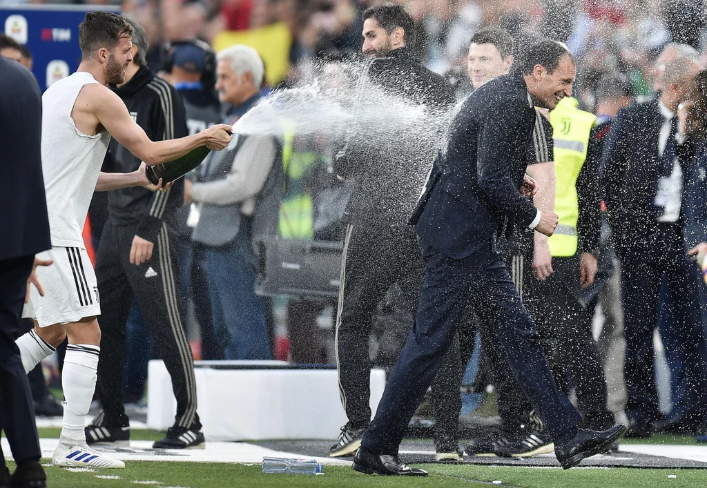 Piłkarze Juventusu fetowali zdobycie tytułu mistrzów Włoch pięć kolejek przed końcem sezonu Piłkarze Juventusu fetowali zdobycie tytułu mistrzów Włoch pięć kolejek przed końcem sezonu
