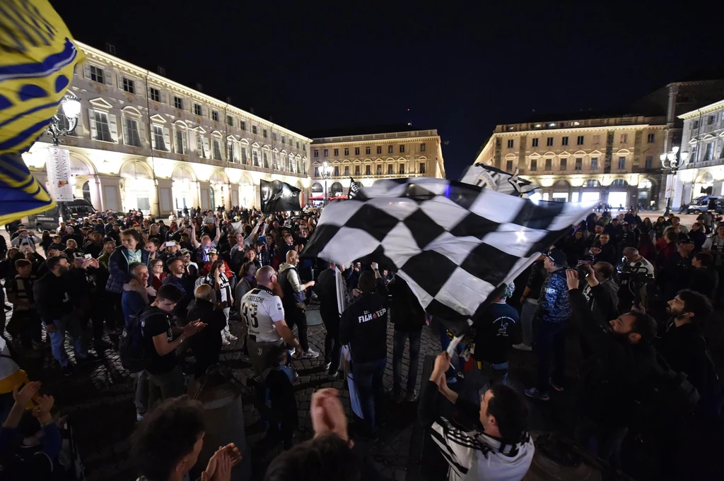 Kibice Juventusu fetowali zdobycie tytułu mistrzów Włoch pięć kolejek przed końcem sezonu Kibice Juventusu fetowali zdobycie tytułu mistrzów Włoch pięć kolejek przed końcem sezonu