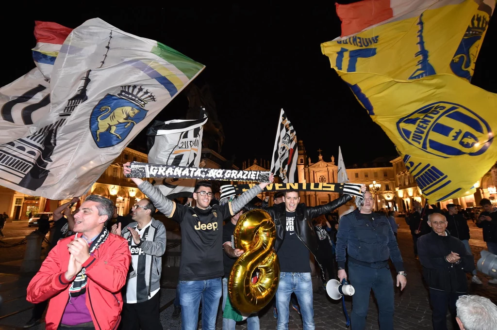 Fani Juventusu fetowali zdobycie tytułu mistrzów Włoch pięć kolejek przed końcem sezonu Fani Juventusu fetowali zdobycie tytułu mistrzów Włoch pięć kolejek przed końcem sezonu