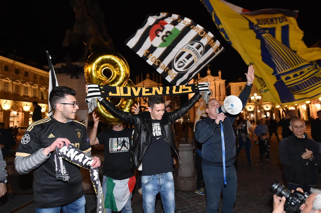 Kibice Juventusu fetowali zdobycie tytułu mistrzów Włoch pięć kolejek przed końcem sezonu Kibice Juventusu fetowali zdobycie tytułu mistrzów Włoch pięć kolejek przed końcem sezonu