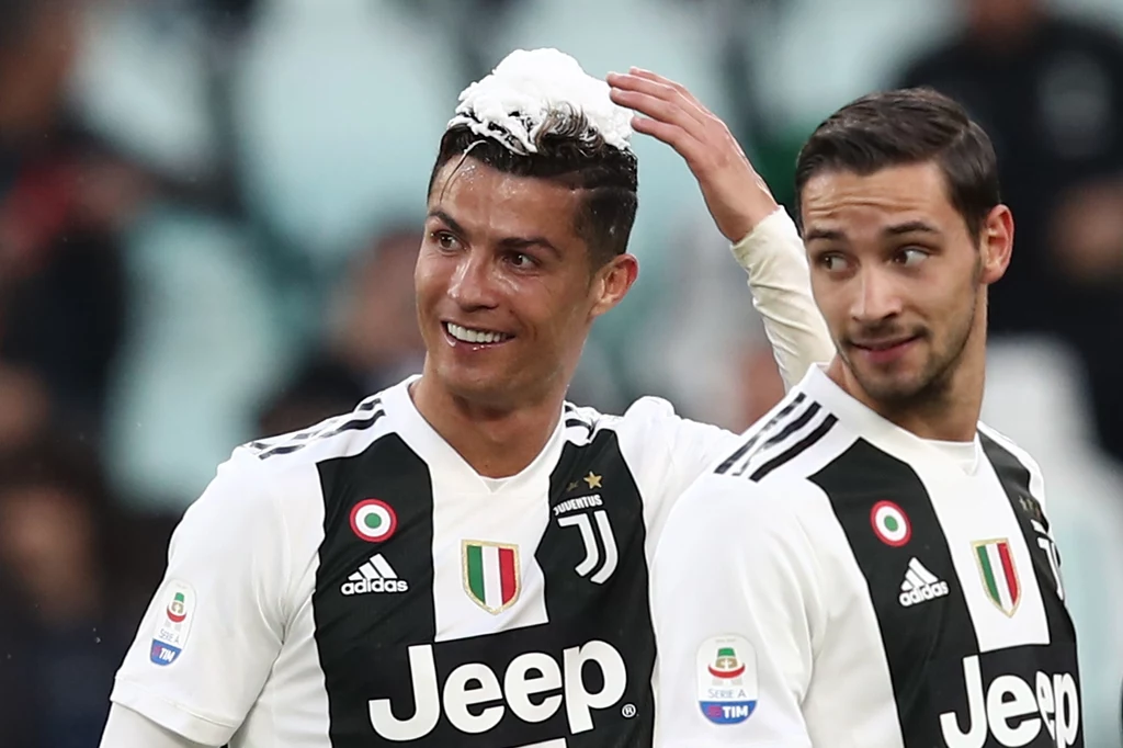 Piłkarze Juventusu fetowali zdobycie tytułu mistrzów Włoch pięć kolejek przed końcem sezonu Piłkarze Juventusu fetowali zdobycie tytułu mistrzów Włoch pięć kolejek przed końcem sezonu