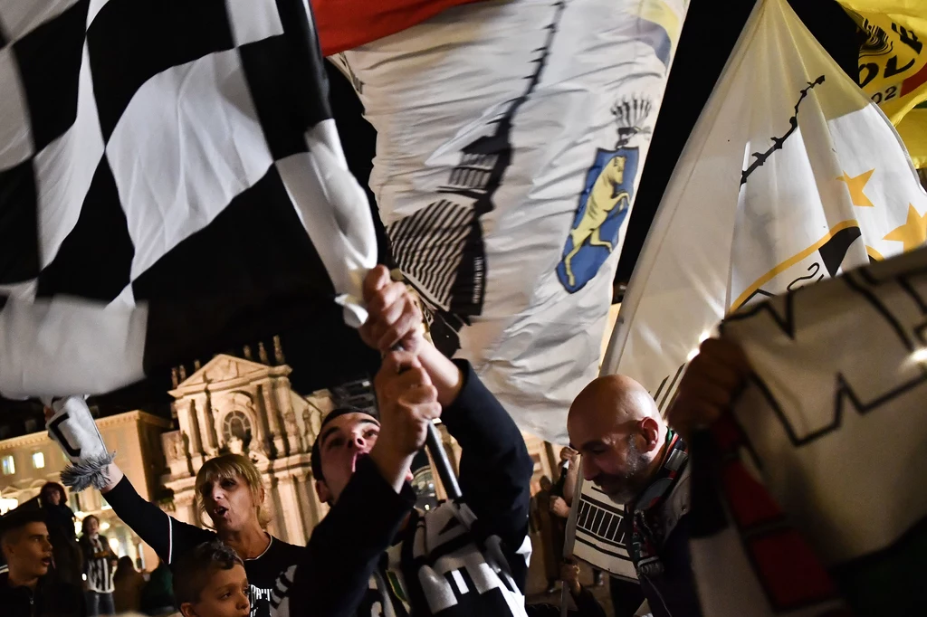 Fani Juventusu fetowali zdobycie tytułu mistrzów Włoch pięć kolejek przed końcem sezonu Fani Juventusu fetowali zdobycie tytułu mistrzów Włoch pięć kolejek przed końcem sezonu