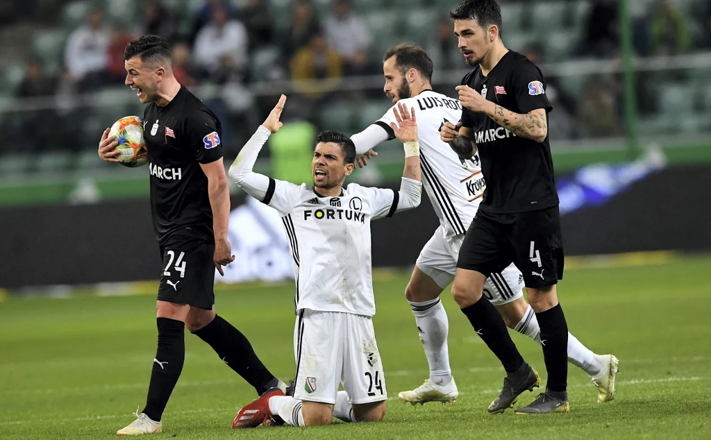 Andre Martins (w środku) nie zawsze zgadzał się z decyzjami sędziego Andre Martins (w środku) nie zawsze zgadzał się z decyzjami sędziego