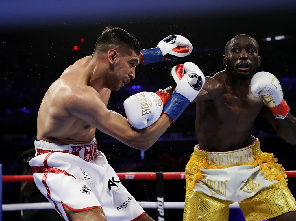 Terence Crawford (z prawej) i Amir Khan Terence Crawford (z prawej) i Amir Khan