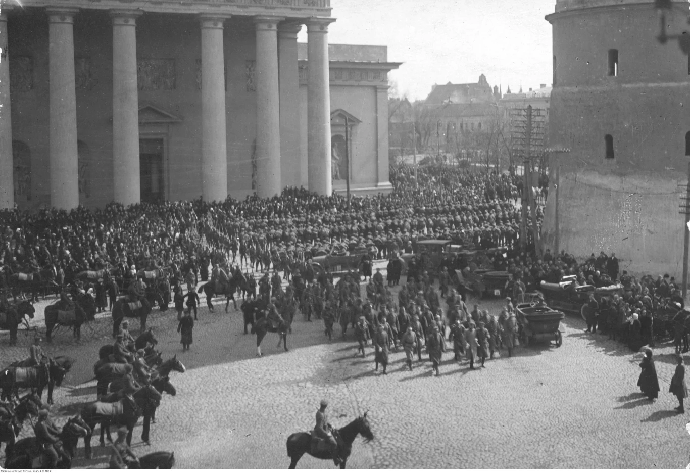 Wojsko przed katedrą wileńską po uroczystym nabożeństwie