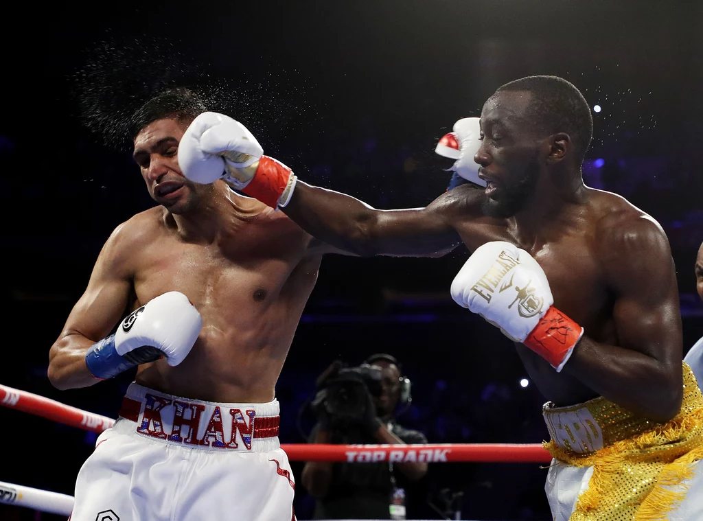 Terence Crawford (z prawej) pokonał Amira Khana