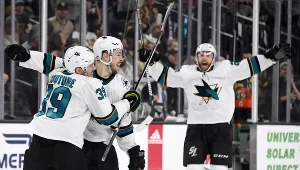 Od lewej: Logan Couture #39, Tomasz Hertl #48 i Barclay Goodrow #23 z San Jose Sharks cieszą się ze zwycięstwa nad Vegas.
