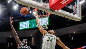 Giannis Antetokounmpo z Bucks (z lewej) po raz kolejny został bohaterem. Obok Thon Maker z Pistons