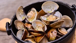 Niedobór cynku powoduje m.in. zmęczenie, wypadanie włosów i plamy na paznokciach. W ostrygach jest go najwięcej