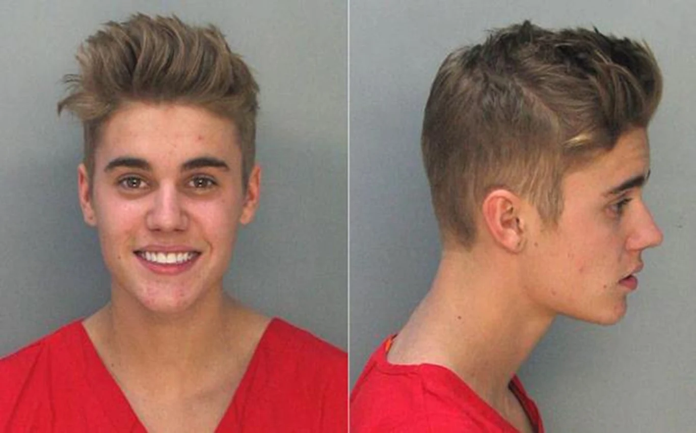 Justin Bieber został zatrzymany w Miami. Powód aresztowania? Kierowanie pojazdem pod wpływem alkoholu, brak ważnego prawa jazdy oraz stawianie oporu przy zatrzymaniu. Zdjęcie Biebera w areszcie obiegło cały świat. Wokalista bowiem, jak gdyby nigdy nic, uśmiechnął się do fotografii, nie przejmując się tym, co zrobił i możliwym konsekwencjami.