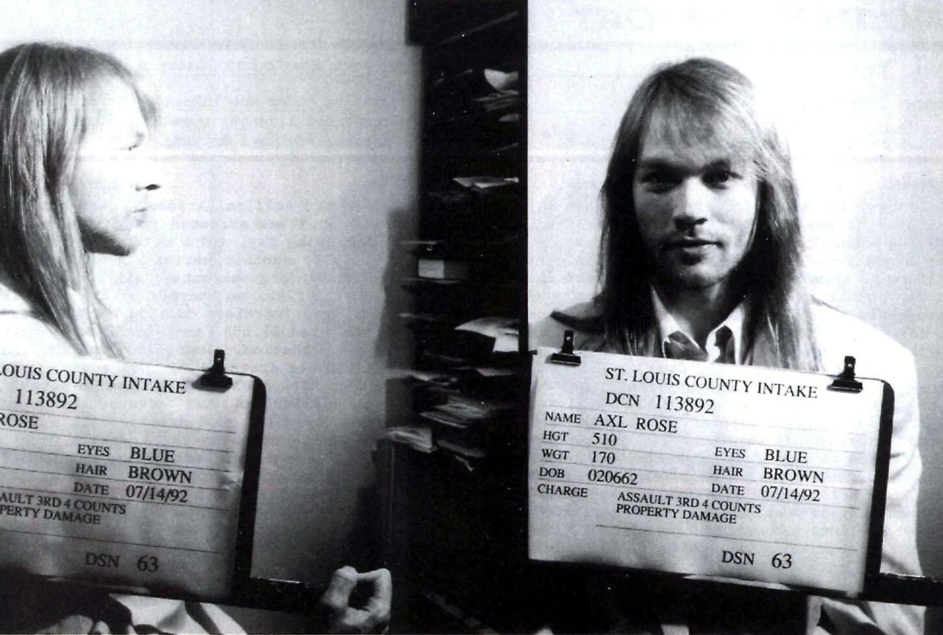 Axl Rose, lider Guns N' Roses został zatrzymany w St. Louis w 1992 roku po tym, jak rzucił się w tłum, aby odebrać jednej osobie z publiczności aparat. Wszystko skończyło się bójką, zakończeniem koncertu i aresztowaniem. 
