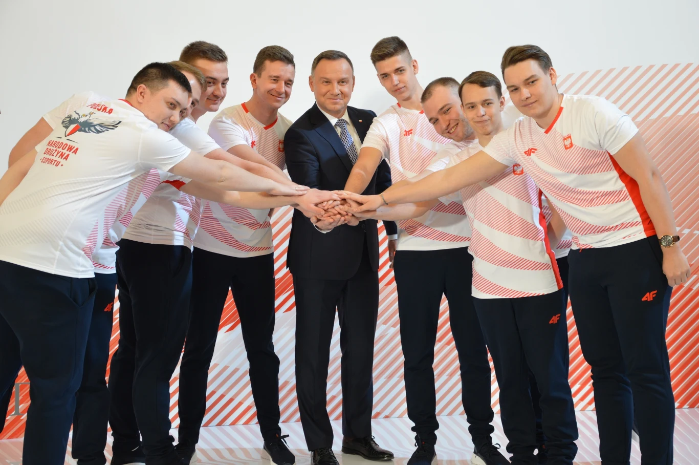 Andrzej Duda wraz z Narodową Drużyną Esportową. Andrzej Duda wraz z Narodową Drużyną Esportową.