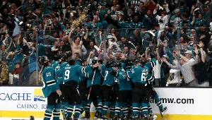 Hokeiści San Jose Sharks cieszą się po awansie