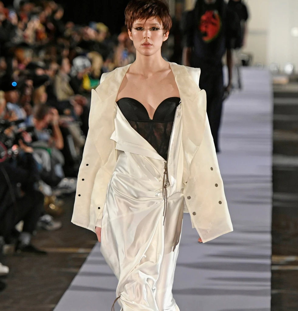 Andreas Kronthaler dla Vivienne Westwood proponuje tymczasem kontrastowy zestaw śnieżnobiałej sukienki i czarnego zmysłowego gorsetu
