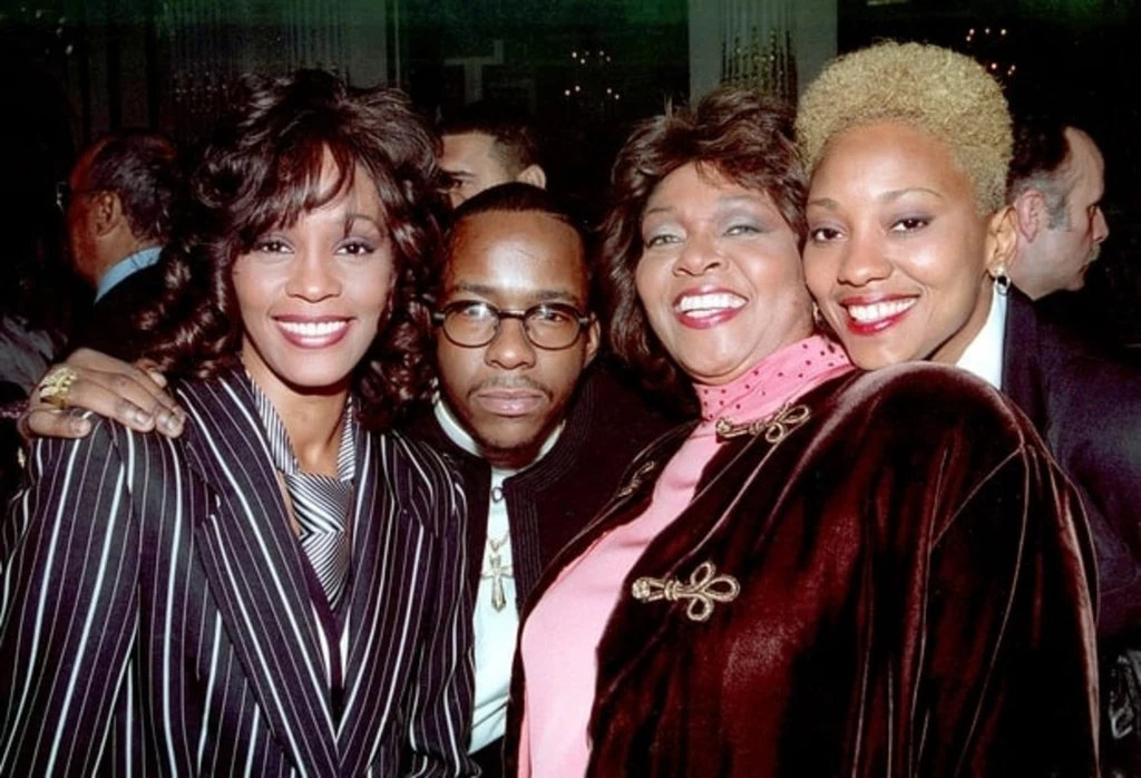 Whitney Houston, Bobby Brown i Robyn Crawford (pierwsza od prawej) Whitney Houston, Bobby Brown i Robyn Crawford (pierwsza od prawej)