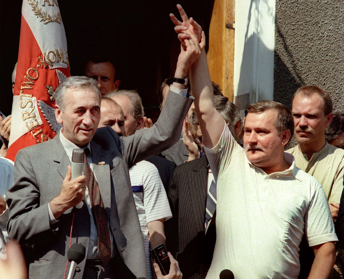 Tadeusz Mazowiecki i Lech Wałęsa przed kościołem św. Brygidy. Zdjęcie z 1989 roku Tadeusz Mazowiecki i Lech Wałęsa przed kościołem św. Brygidy. Zdjęcie z 1989 roku