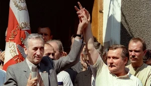 Tadeusz Mazowiecki i Lech Wałęsa przed kościołem św. Brygidy. Zdjęcie z 1989 roku