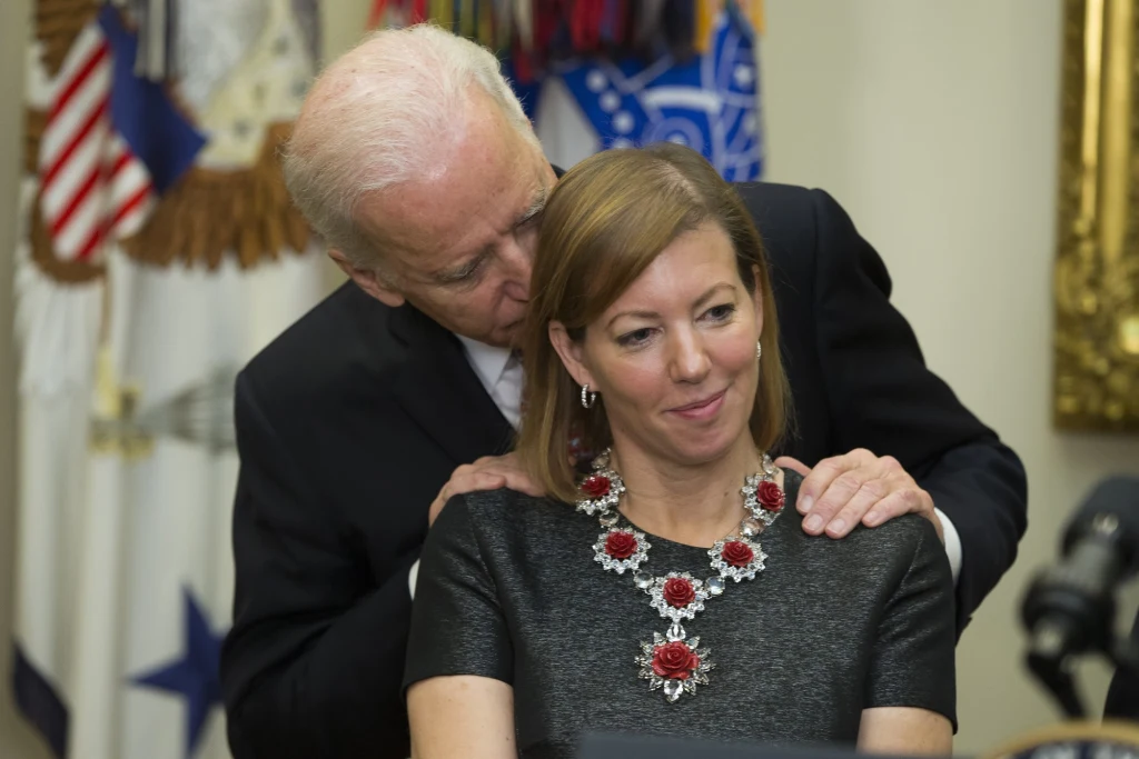 Joe Biden ze Stephanie Carter, żoną ówczesnego sekretarza obrony