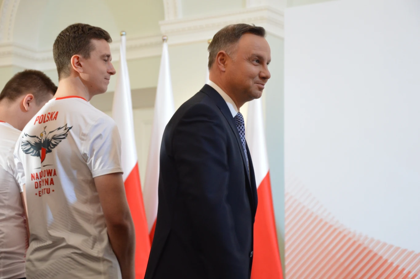 We wtorek w pałacu prezydenckim odbyło się specjalne spotkanie z Prezydentem RP – Andrzejem Dudą, w kontekście Narodowej Drużyny Esportu. Na konferencji poznaliśmy skład będący odpowiednikiem reprezentacji Polski w FIFĘ. 