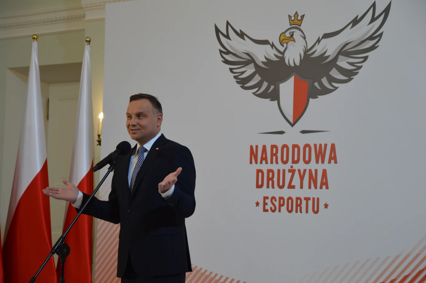 Następnie na scenę wystąpił kapitan NDE – Miłosz Bogdanowicz. „miłosz93”, który jest w głównej mierze odpowiedzialny za ten projekt, przyznał, iż spędził dużo czasu na wyborze siedmiu zawodników do reprezentacji.