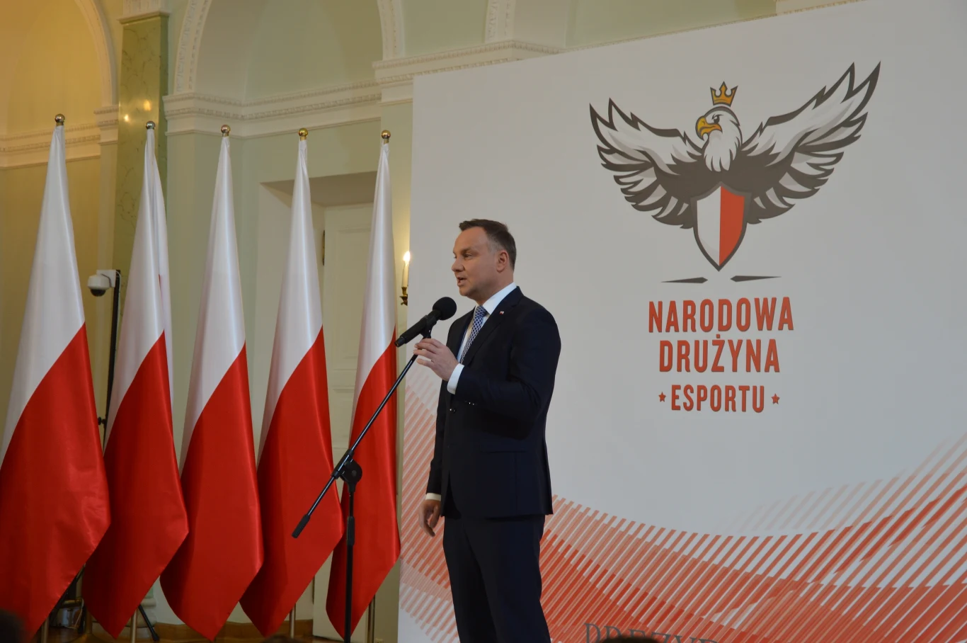 Na dodatek prezydent liczy na to, że niebawem pojawi się wielu zawodników, którzy będą chcieli zastąpić członków aktualnej reprezentacji.