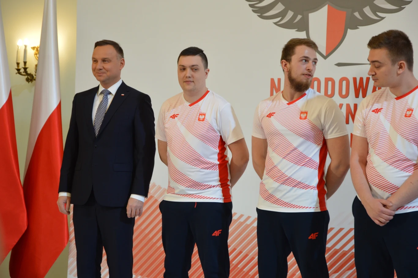 Ponadto Narodowa Drużyna Esportu rozpoczęła działalność również w internecie. Mianowicie na Facebooku oraz Twitterze uruchomione zostały kanały social media NDE.