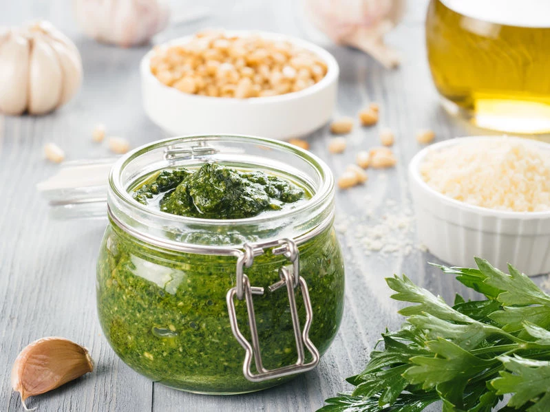 Z natki pietruszki możesz też zrobić pesto Z natki pietruszki możesz też zrobić pesto
