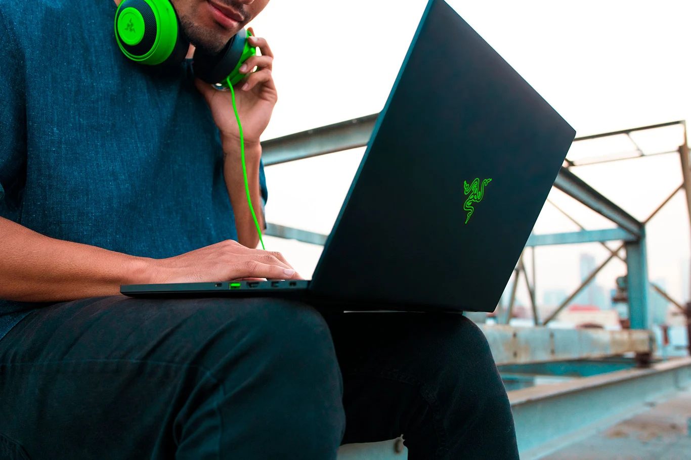 Razer Blade 15 Advanced 4K OLED napędzany jest przez kartę graficzną NVIDIA GeForce RTX 2080. Wyświetlacz 4K OLED pokrywa 100% kolorów palety DCI-P3, posiada certyfikat HDR 400 True Black i charakteryzuje się czasem reakcji na poziomie 1 ms. Dotykowy wyświetlacz jest również certyfikowany przez TUV i redukuje emisję niebieskiego światła, negatywnie wpływającego na oczy. Razer Blade 15 Advanced 4K OLED napędzany jest przez kartę graficzną NVIDIA GeForce RTX 2080. Wyświetlacz 4K OLED pokrywa 100% kolorów palety DCI-P3, posiada certyfikat HDR 400 True Black i charakteryzuje się czasem reakcji na poziomie 1 ms. Dotykowy wyświetlacz jest również certyfikowany przez TUV i redukuje emisję niebieskiego światła, negatywnie wpływającego na oczy.