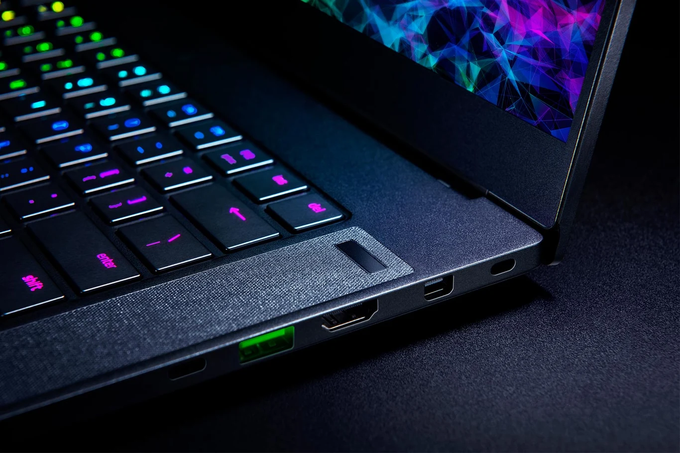 Najnowszy Razer Blade 15 Advanced będzie teraz wyposażony z procesor dziewiątej generacji Intel Core i7-9750H CPU taktowany zegarem 2.6 GHz (z możliwością podkręcenia aż do 4.5GHz). Nowy, sześciordzeniowy procesor zaoferuje twórcom szybszą pracę i zwiększoną wydajność, a graczom lepszą wielozadaniowość i streaming bez zakłóceń. Najnowszy Razer Blade 15 Advanced będzie teraz wyposażony z procesor dziewiątej generacji Intel Core i7-9750H CPU taktowany zegarem 2.6 GHz (z możliwością podkręcenia aż do 4.5GHz). Nowy, sześciordzeniowy procesor zaoferuje twórcom szybszą pracę i zwiększoną wydajność, a graczom lepszą wielozadaniowość i streaming bez zakłóceń.