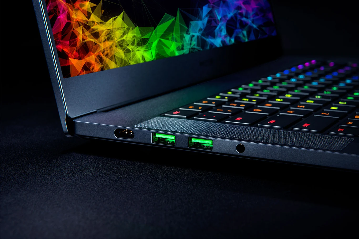 Laptopy z serii Razer Blade 15 Advanced będą posiadać kartę Intel Wi-Fi 6 AX200 WLAN o przepustowości aż do 2.4 Gbps, aby gracze spędzali jak najmniej czasu, czekając na pobranie aktualizacji, a jak najwięcej na graniu. W celu redukcji zbędnych odblasków ekran Razer Blade 15 wykończono matową powłoką. Laptopy z serii Razer Blade 15 Advanced będą posiadać kartę Intel Wi-Fi 6 AX200 WLAN o przepustowości aż do 2.4 Gbps, aby gracze spędzali jak najmniej czasu, czekając na pobranie aktualizacji, a jak najwięcej na graniu. W celu redukcji zbędnych odblasków ekran Razer Blade 15 wykończono matową powłoką.