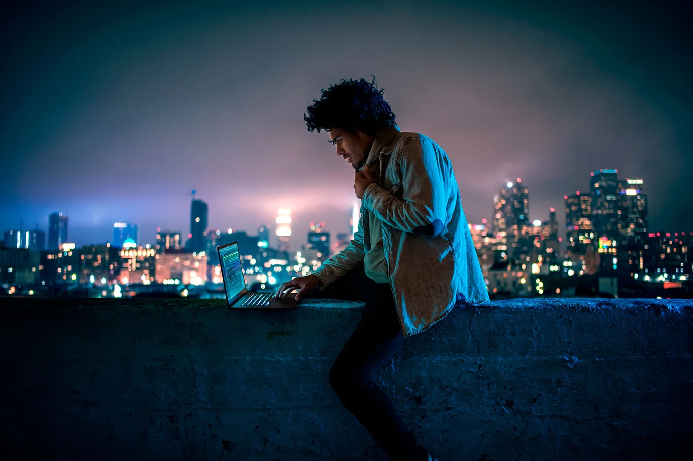 Każdy laptop wykonano w technologii CNC z pojedynczego bloku aluminium lotniczego, anodyzowanego na matowo, aby stworzyć elegancką i odporną na zarysowania powierzchnię zewnętrzną. System operacyjny jest pozbawiony zbędnych aplikacji, które mogłyby spowalniać jego działanie. Duży touchpad jest wspierany przez sterowniki Windows tak, aby każde kliknięcie było precyzyjnie rejestrowane. Każdy laptop wykonano w technologii CNC z pojedynczego bloku aluminium lotniczego, anodyzowanego na matowo, aby stworzyć elegancką i odporną na zarysowania powierzchnię zewnętrzną. System operacyjny jest pozbawiony zbędnych aplikacji, które mogłyby spowalniać jego działanie. Duży touchpad jest wspierany przez sterowniki Windows tak, aby każde kliknięcie było precyzyjnie rejestrowane.