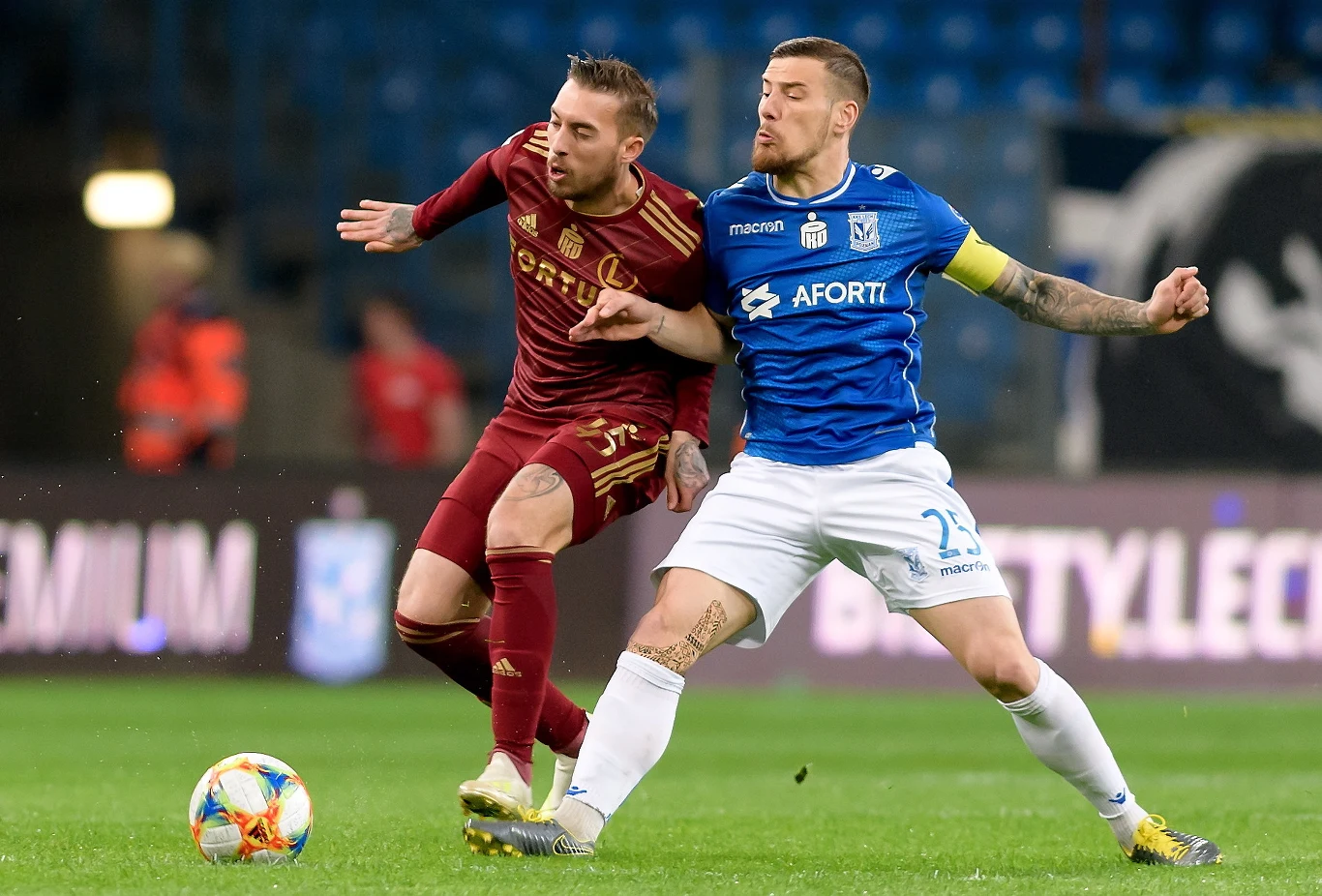 Zachowanie kibiców znów uderzyło w wizerunek piłkarskiej Ekstraklasy