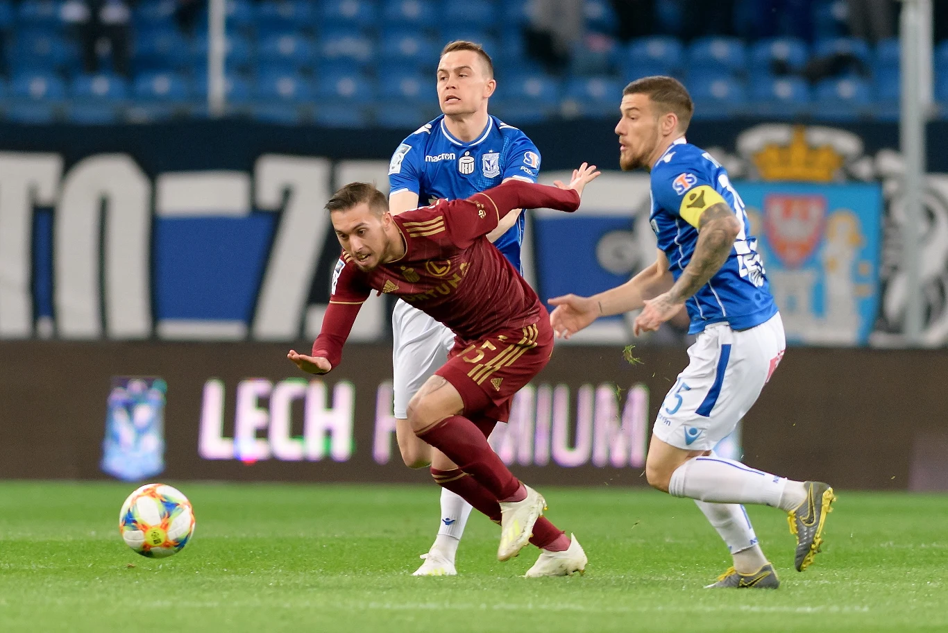 Zachowanie kibiców znów uderzyło w wizerunek piłkarskiej Ekstraklasy