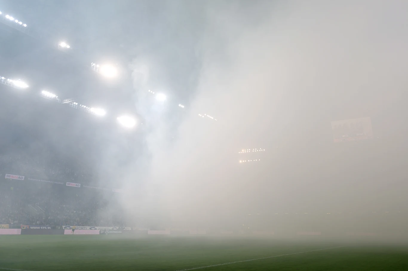 Zachowanie kibiców znów uderzyło w wizerunek piłkarskiej Ekstraklasy