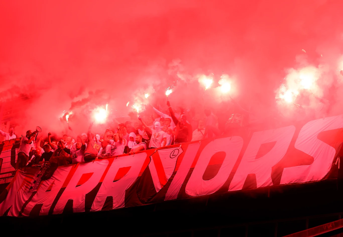 Zachowanie kibiców znów uderzyło w wizerunek piłkarskiej Ekstraklasy