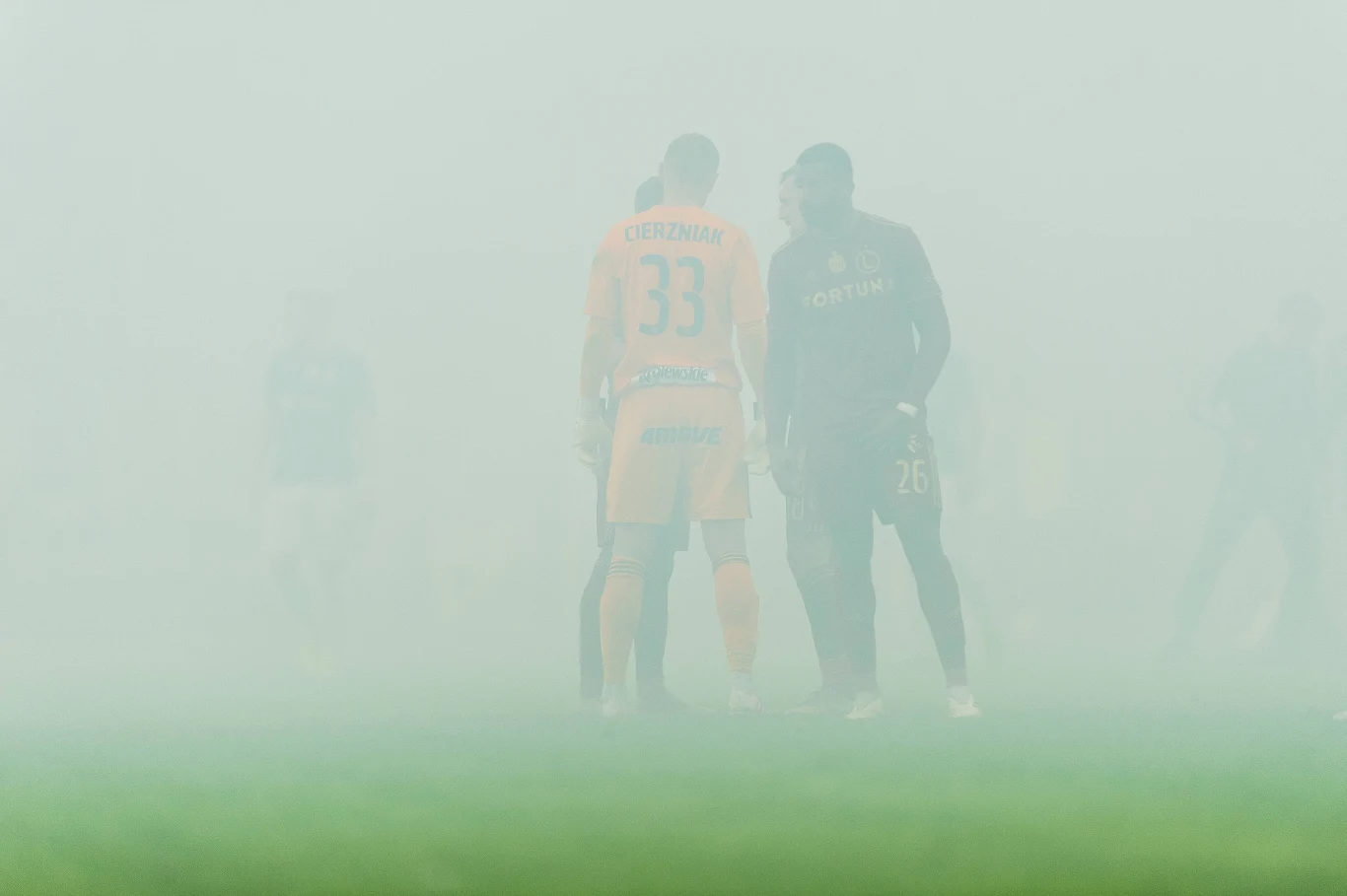 Zachowanie kibiców znów uderzyło w wizerunek piłkarskiej Ekstraklasy