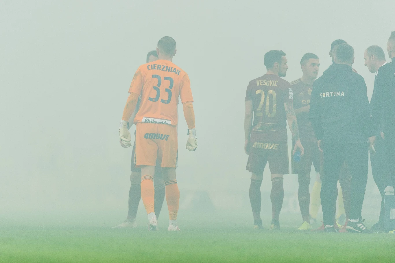 Zachowanie kibiców znów uderzyło w wizerunek piłkarskiej Ekstraklasy