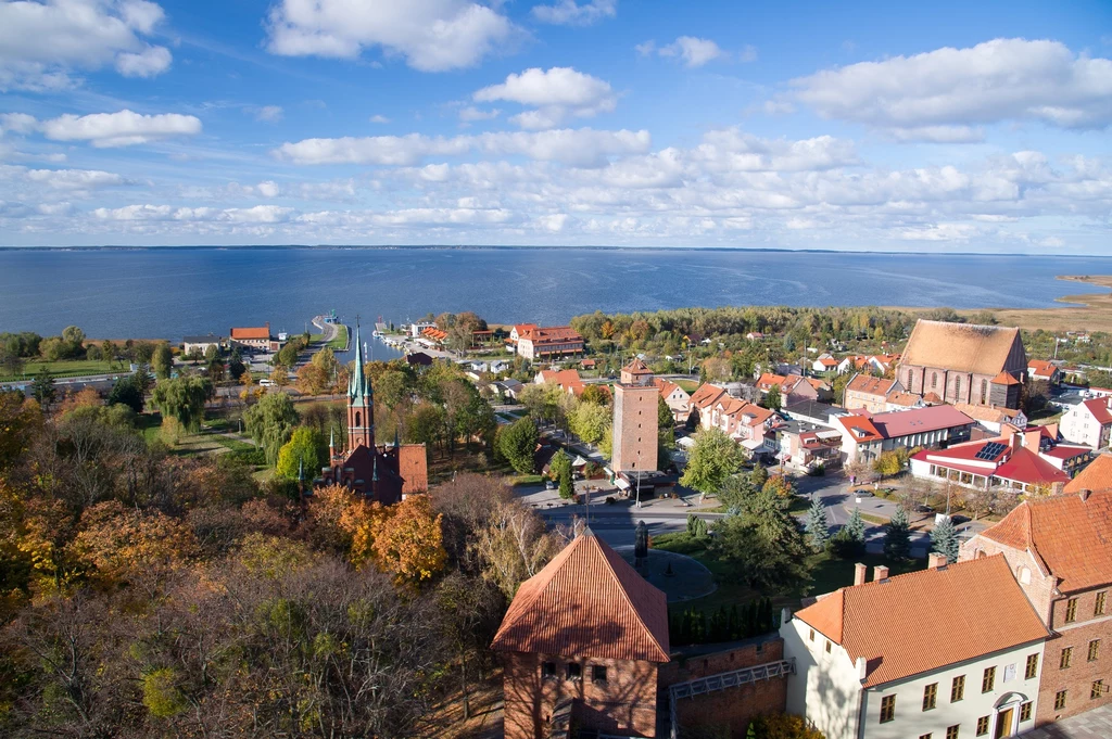 Frombork, widok na stare miasto i Zalew Wiślany