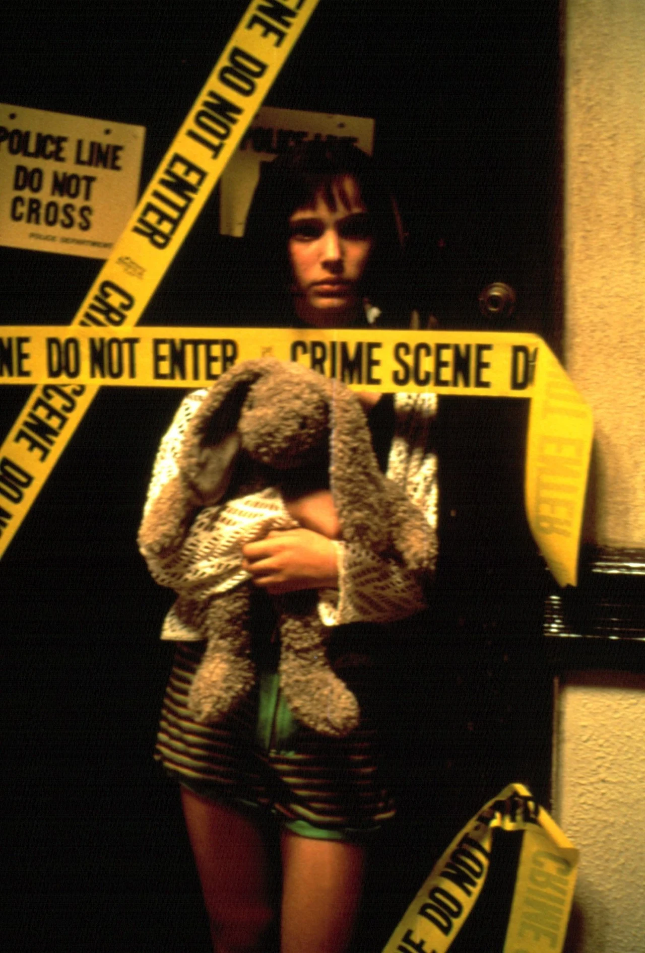 W 1994 roku Portman otrzymała rolę nastoletniej Matyldy w "Leonie zawodowcu" Luca Bessona. Wcieliła się w dziewczynkę, która cudem unika śmierci z rąk skorumpowanych policjantów. Jej rodzina nie ma tyle szczęścia. Nastolatka prosi o pomoc w zemście mieszkającego drzwi obok Leona (Jean Reno) – małomównego i niezwykle skutecznego płatnego zabójcę. Portman została obwołana aktorskim odkryciem filmu. 

Na zdjęciu: Natalie Portman w filmie "Leon zawodowiec"