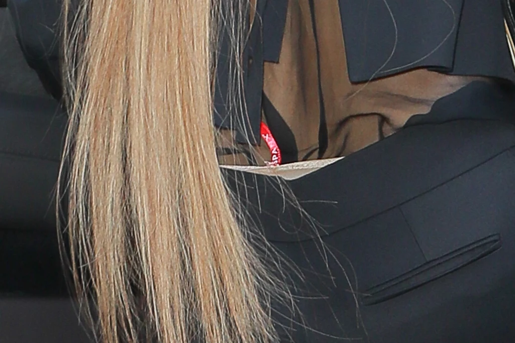 A to, że czasem widać ją spod wyciętej kreacji nie ma żadnego znaczenia, bo nigdy nie kryła się z tym, że chętnie z niej korzysta. Jennifer Lopez A to, że czasem widać ją spod wyciętej kreacji nie ma żadnego znaczenia, bo nigdy nie kryła się z tym, że chętnie z niej korzysta. Jennifer Lopez