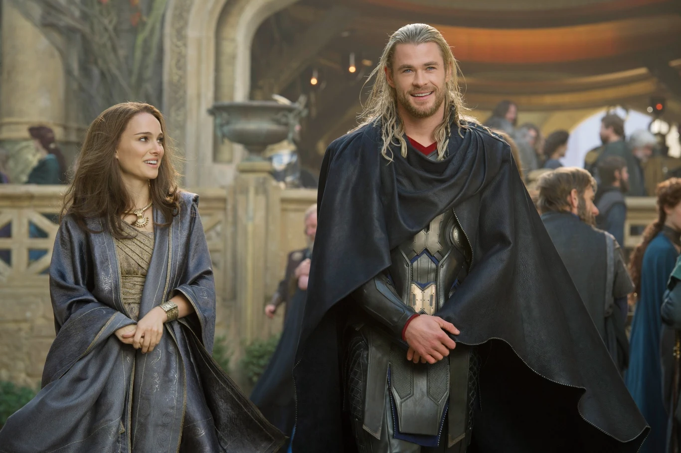 W 2011 roku Portman dołączyła do kinowego uniwersum Marvela. W "Thorze" wcieliła się Jane Foster, ukochaną krnąbrnego boga piorunów. Aktorka krytykowała później studio za zwolnienie Patty Jenkins z funkcji reżysera filmu "Thor: Mroczny świat" (2013). Stwierdziła wtedy, że jej przygoda z Marvelem dobiegła końca. Danego słowa jednak nie dotrzymała.

Na zdjęciu: Natalie Portman i Chris Hemsworth w filmie "Thor: Mroczny świat'
