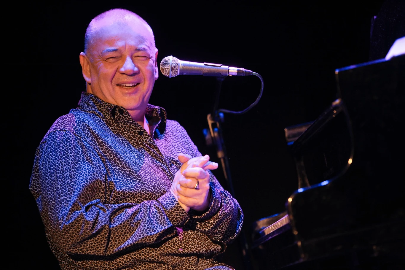 N początku 1991 roku Polskę podbiła piosenka "Tolerancja (na miły Bóg)", która okazała się jednym z największych przebojów Soyki. Utwór powstał z okazji koncertu "Tolerancja" na rzecz chorych na AIDS, który odbył się w lutym 1991 roku w Warszawie. Soyka był jednym z jego inicjatorów. Udało mu się zaprosić nań takie legendy, jak Czesław Niemen, Marek Grechuta, Kora, Tomasz Stańko i Krzysztof Penderecki.